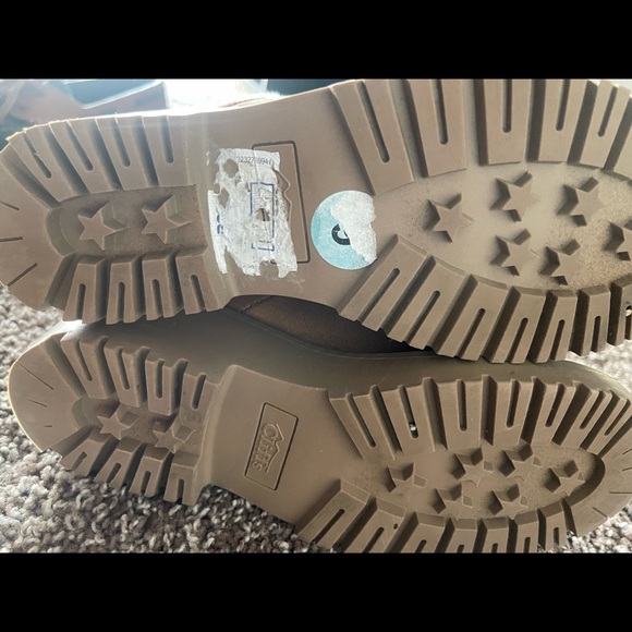 Worn twice and it’s waterproof - Picture 3 of 3